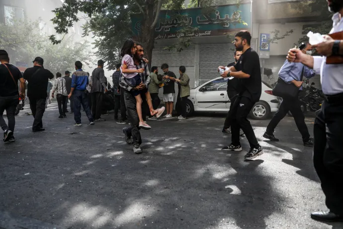 Civilek az utcán egy izraeli rakétatámadást követően Teheránban – Fotó: Hamid Amlashi / WANA / Reuters