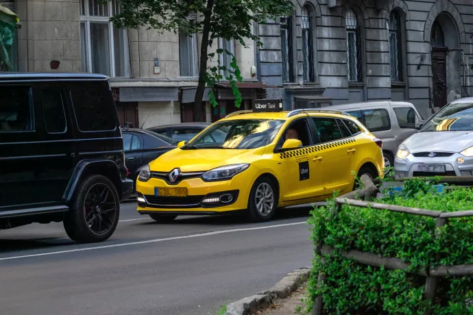 Már egy éve utazhatnak sokan a hatósági árnál olcsóbban az Uberrel, de a cég azt mondja, minden törvényt betartanak
