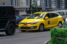 Már egy éve utazhatnak sokan a hatósági árnál olcsóbban az Uberrel, de a cég azt mondja, minden törvényt betartanak