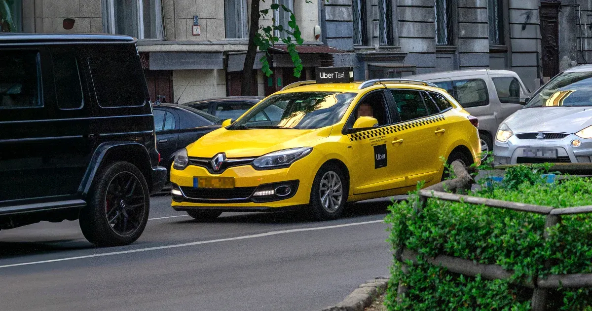 Már egy éve utazhatnak sokan a hatósági árnál olcsóbban az Uberrel, de a cég azt mondja, minden törvényt betartanak