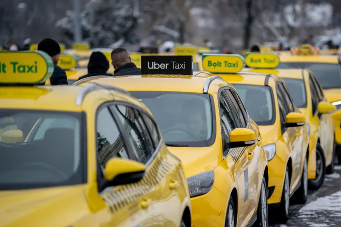 Uber taxi a Kiállás a Jövőért! címmel megrendezett taxisdemonstráción, a Hősök terén, 2025. január 15-én – Fotó: Bődey János / Telex