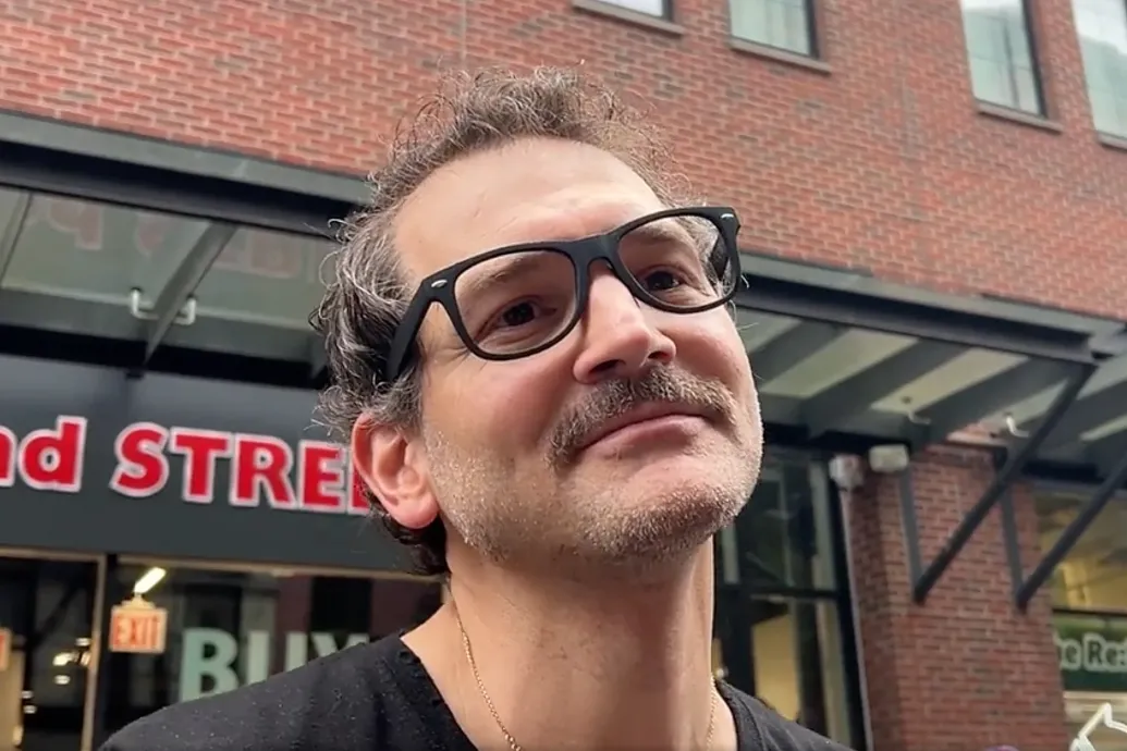 Apák napján elrángatta a családja egy Pedro Pascal-hasonmásversenyre, egy évre elegendő burritót nyert – Forrás: Telex.hu