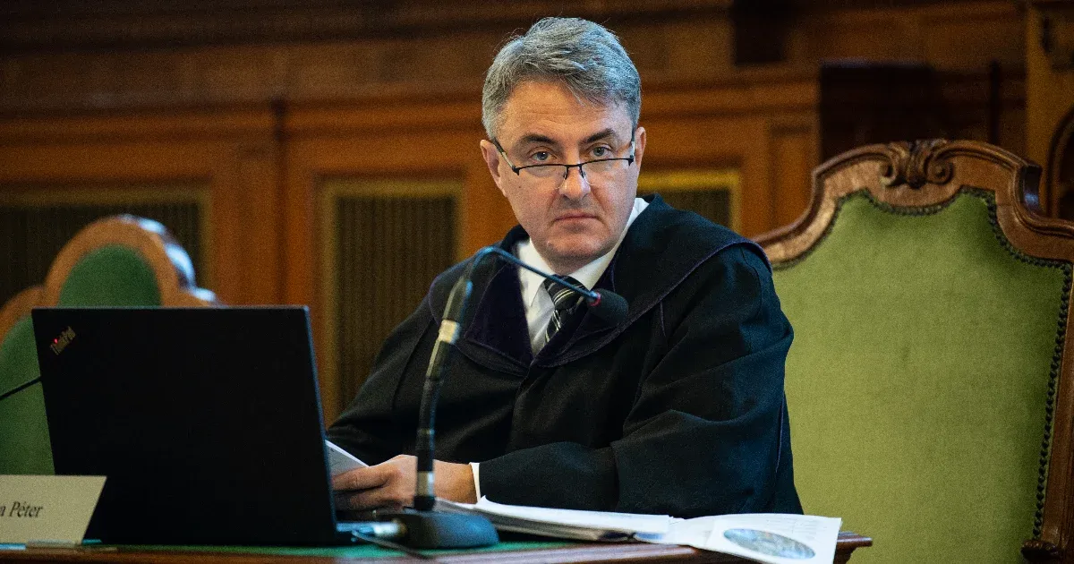 Börtönbe megy Portik Tamás fia, aki kávét öntött egy bíróra