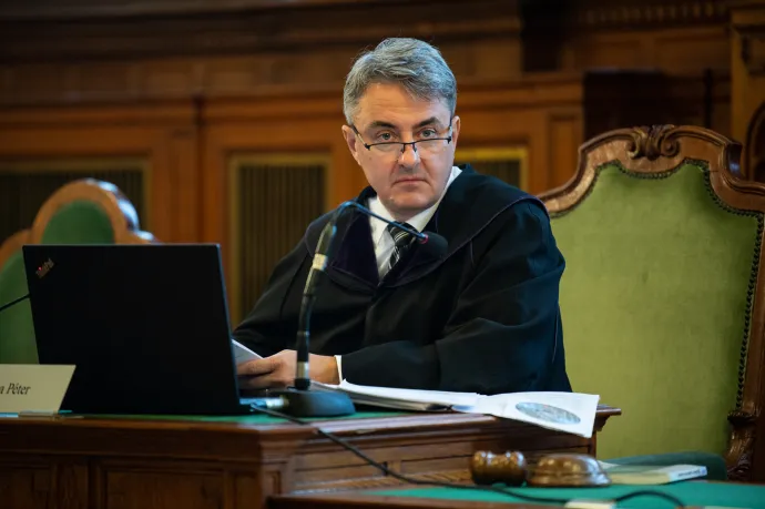 Börtönbe megy Portik Tamás fia, aki kávét öntött egy bíróra