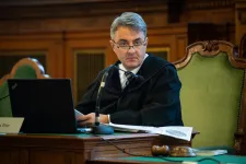 Börtönbe megy Portik Tamás fia, aki kávét öntött egy bíróra