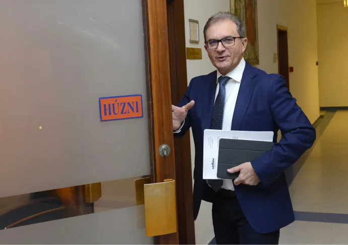Tóth Csaba érkezik az MSZP évadnyitó frakcióülésére, az Országgyűlés Irodaházában, 2017. február 15-én – Fotó: Soós Lajos / MTI