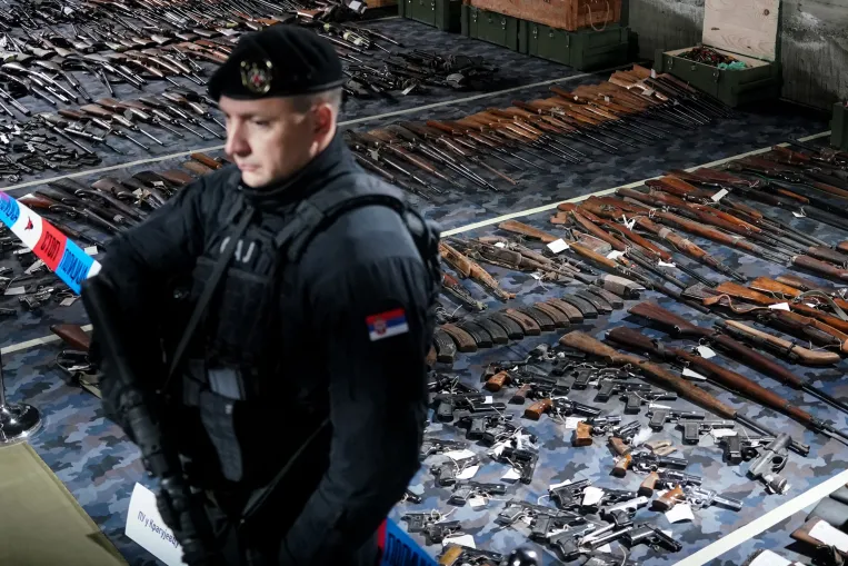 Az ukrán gengszter kockázat, a szerb gengszter nem?