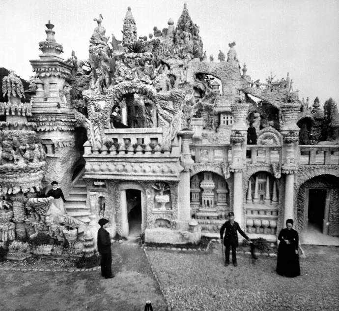Cheval a Palais Idéal előtt 1912-ben – Fotó: Gaston Paris / Roger-Viollet / AFP