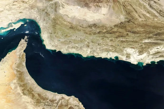 A Hormuzi-szoros egy 2025 februári műholdfelvételen – Fotó: NASA Earth Observatory / AFP