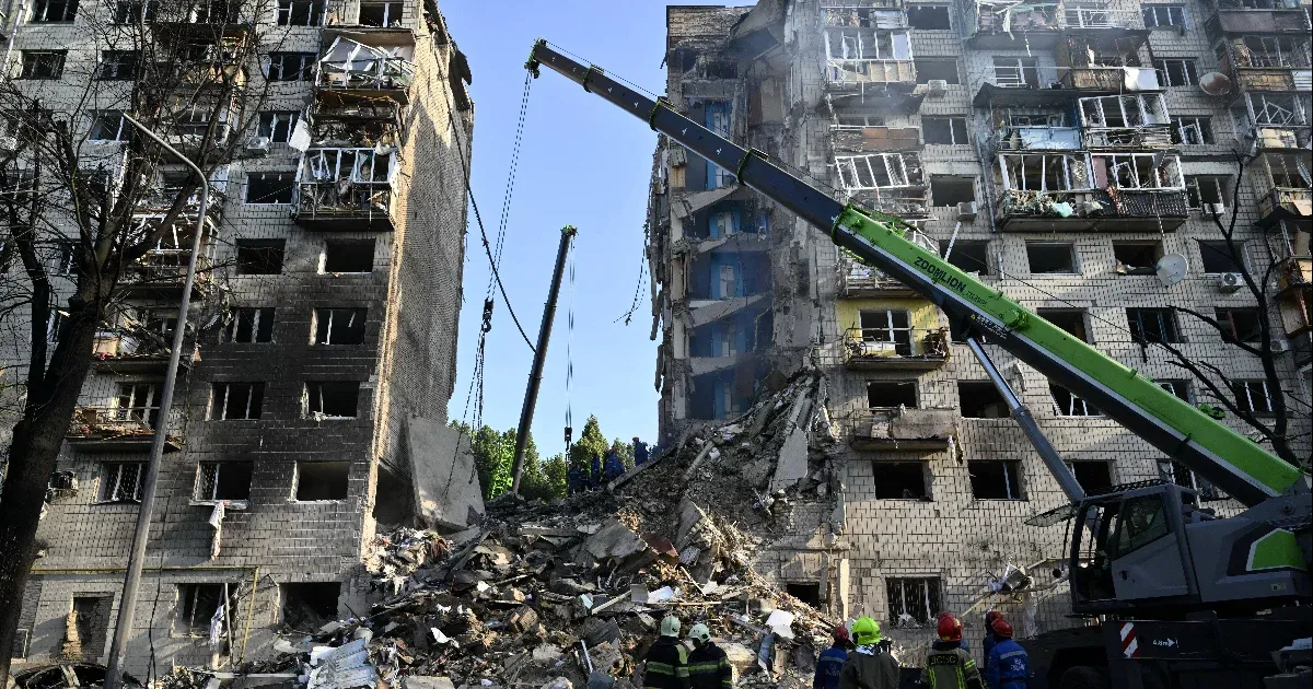 Kilencemeletes kijevi lakóházat talált el egy orosz rakéta, 14-en meghaltak