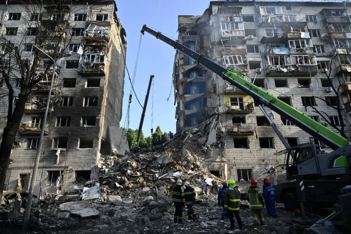 Kilencemeletes kijevi lakóházat talált el egy orosz rakéta, 14-en meghaltak