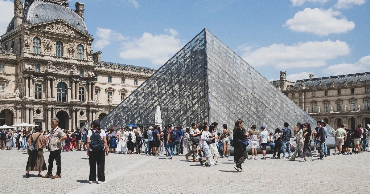 Elege lett a személyzetnek a turistákból, váratlanul bezárt a Louvre