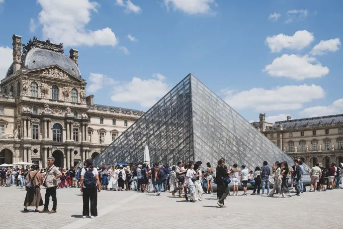 Elege lett a személyzetnek a turistákból, váratlanul bezárt a Louvre
