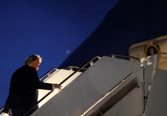 Donald Trump beszáll az Air Force One-ba a kanadai Calgary nemzetközi repülőterén, miután idő előtt elhagyta G7-csúcstalálkozót – Fotó: Kevin Lamarque / Reuters