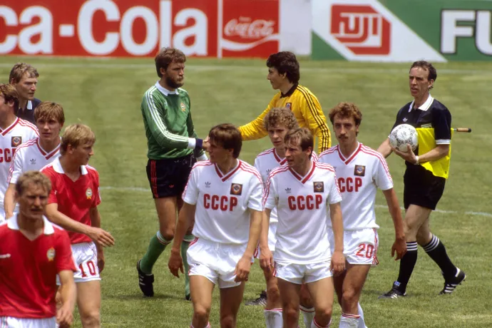 Játékosok a Szovjetunió elleni 6–0-s vereség után a mexikói Irapuatóban 1986. június 2-án – Fotó: Peter Robinson / Empics / PA Images / Getty Images