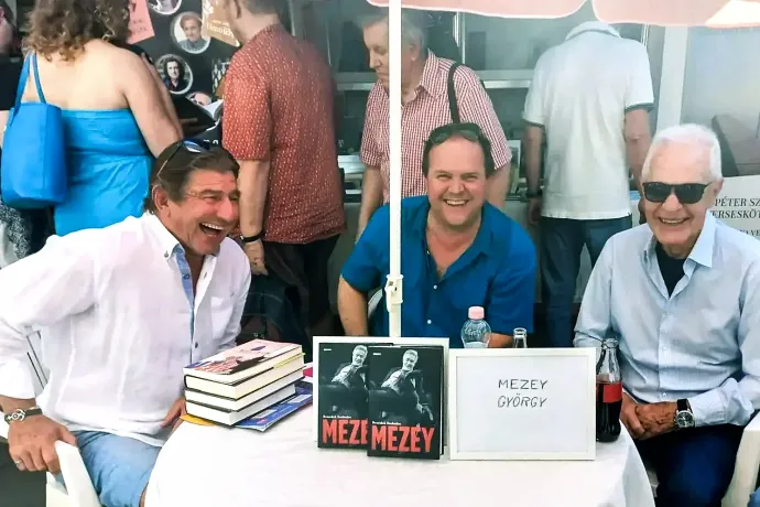 Esterházy Márton beugrott a dedikálásra, mellette a szerző, Benedek Szabolcs és Mezey György – Fotó: Simon Szabolcs / OKJ Szakkönyv Kiadó