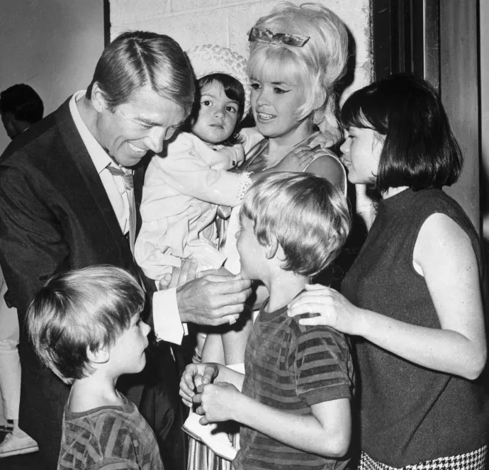 Mickey Hargitay és Jayne Mansfield gyerekeikkel, Miklós, Zoltán és Mariska Hargitayval, és a Jayne Mansfield korábbi házasságából született Jayne Mariával – Fotó: Bettmann / Getty Images