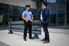 Laponyi Zsolt ügyvédje felszólító levelet küldött Rétvárinak, hogy törölje az őrmestert és társait ábrázoló fotót a Facebookról