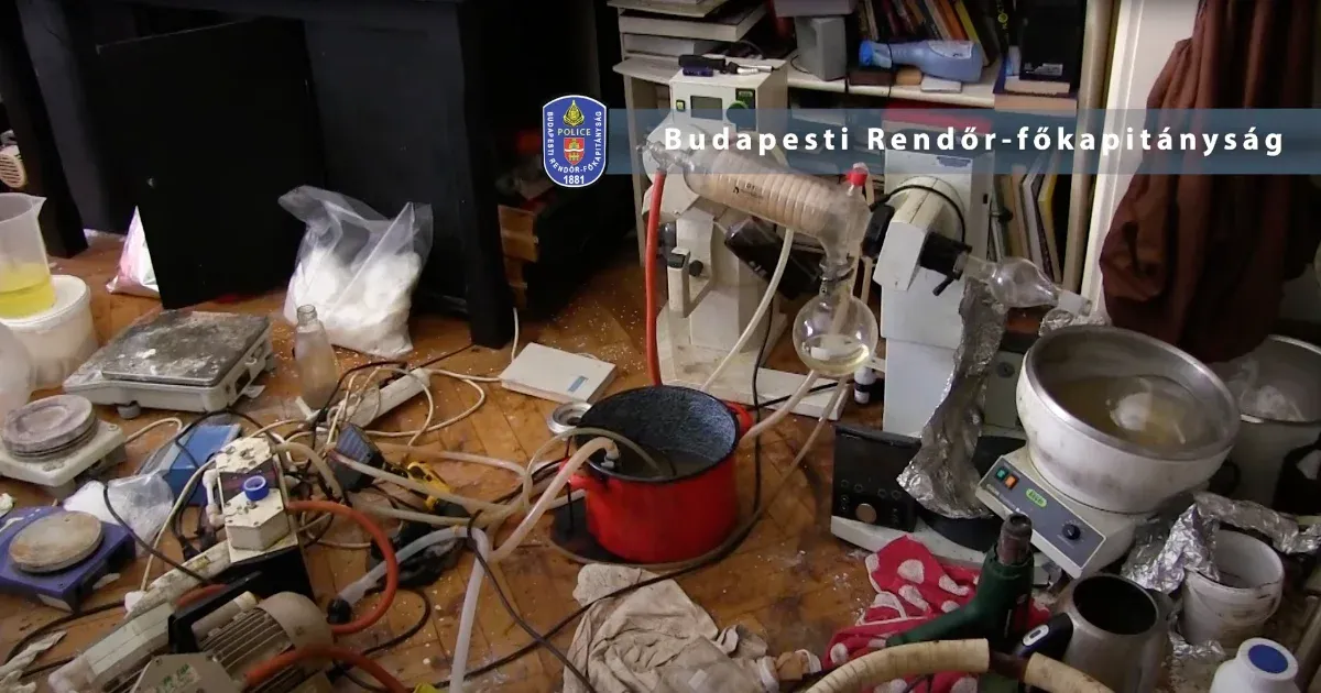 Droglaborra csapott le a rendőrség egy erzsébetvárosi bérházban