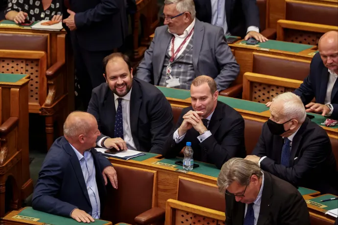 Döntött a parlament: korlátlan pénzből lehet mostantól kampányolni