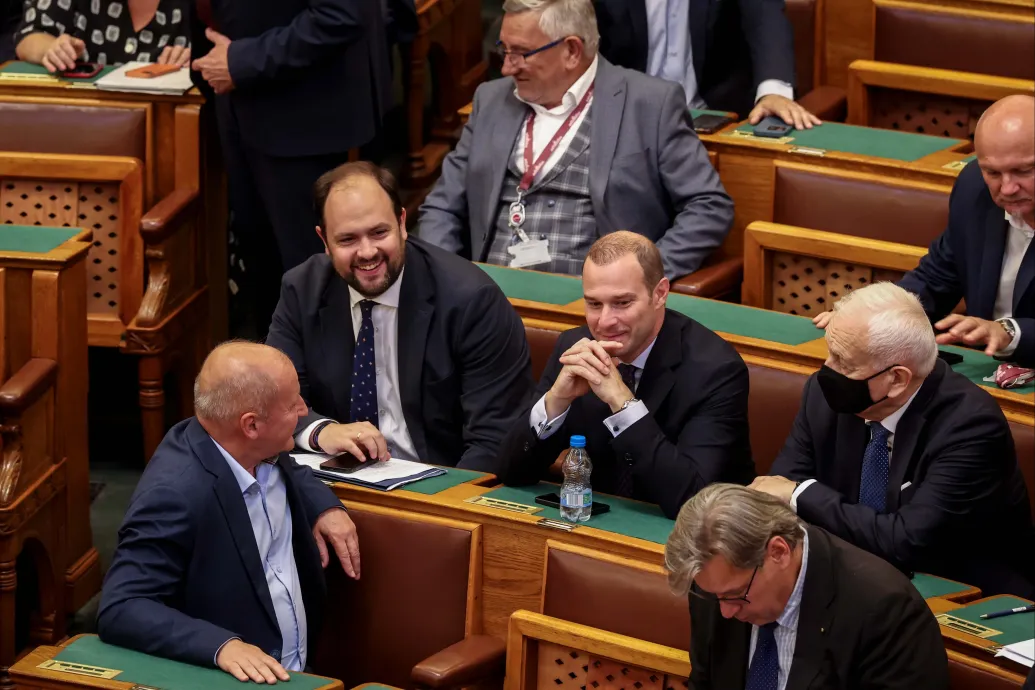 Döntött a parlament: korlátlan pénzből lehet mostantól kampányolni – Forrás: Telex.hu