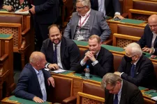 Döntött a parlament: korlátlan pénzből lehet mostantól kampányolni