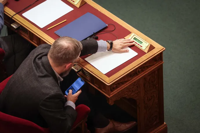 Orbán Balázs szavaz az országgyűlés 2025. június 17-i ülésnapján – Fotó: Huszti István / Telex