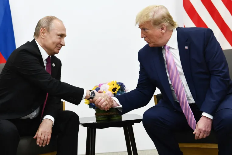 Putyin az izraeli–iráni konfliktusban is meglátta az esélyt, hogy közelebb kerüljön Trumphoz