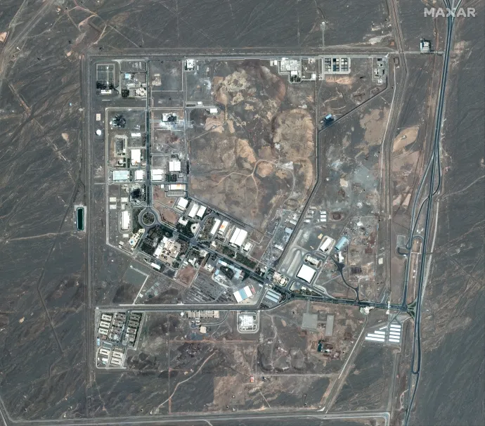 A Maxar Technologies által közzétett műholdképen az iráni Ahmadabad közelében lévő Natanz nukleáris létesítményei (Shahid Ahmadi Roshan Nuclear Facilities) láthatóak a 2025. június 15-i légicsapások után – Fotó: Satellite image ©2025 Maxar Technologies / AFP