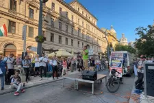 „Nem hagyjuk abba!” – Hadházy Ákosék ismét tüntettek, az Ügyészséghez vonultak a belvároson keresztül