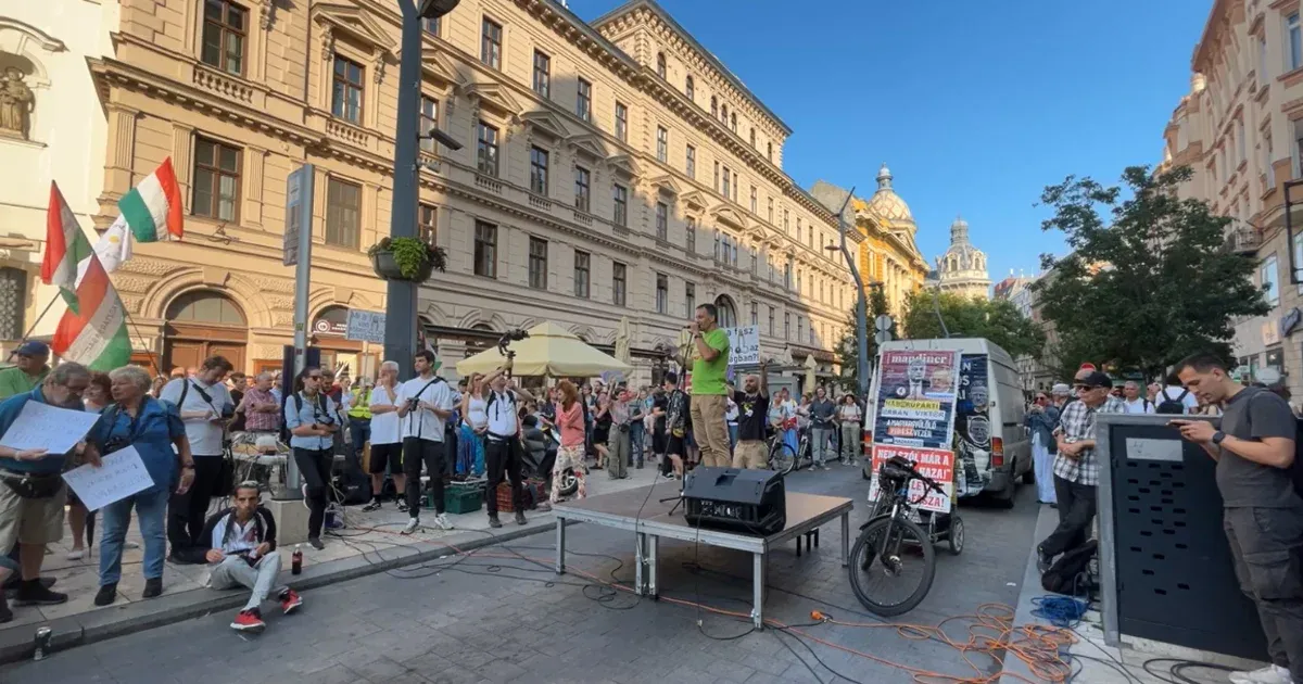 „Nem hagyjuk abba!” – Hadházy Ákosék ismét tüntetnek a Ferenciek terén