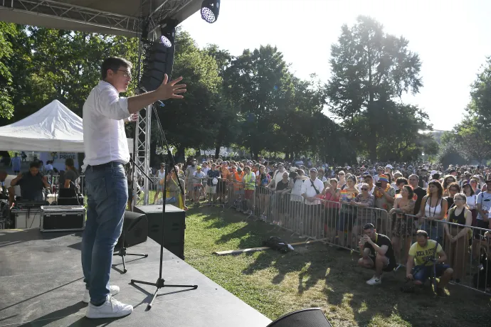 Karácsony Gergely főpolgármester beszédet mond a 28. Budapest Pride-on 2023. július 15-én – Fotó: Kovács Tamás / MTI