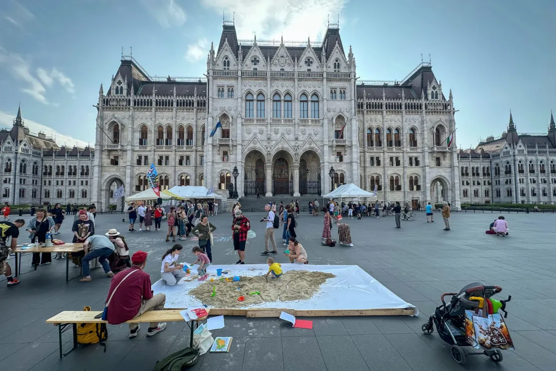 „Nem akarjuk tétován nézni, ahogy kiszárad az országunk” – a klímaválság miatt demonstrált a Kutyapárt