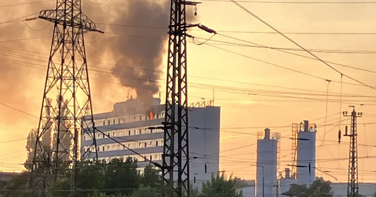 Kigyulladt egy többemeletes épület Kőbányán