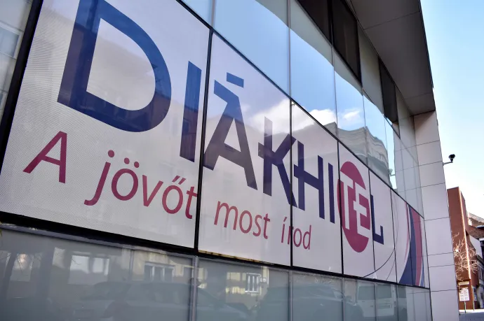 Az év végéig meghosszabbítják a diákhitelek kamatstopját