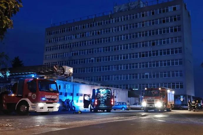 A kigyulladt munkásszálló Budapest X. kerületében – Fotó: Halász Nikolett / Telex