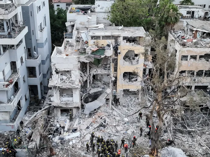 Mentőalakulatok dolgoznak találatot kapott épületeknél Tel-Avivban 2025. június 16-án – Fotó: Moshe Mizrahi / Reuters