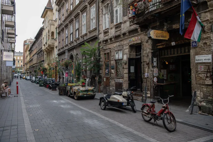 Jövő héten új sétálóutcákat alakítanak ki a bulinegyedben