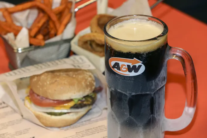 Gyökérsörös hamburgermenü egy A&W gyorsétteremben – Fotó: David Cooper / Toronto Star / Getty Images