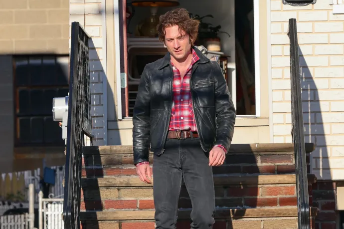 Jeremy Allen White megjavítja az egész világot Bruce Springsteenként