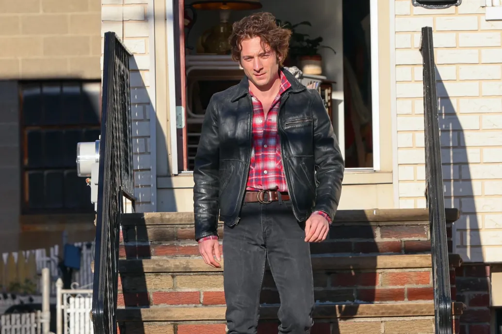 Jeremy Allen White megjavítja az egész világot Bruce Springsteenként
