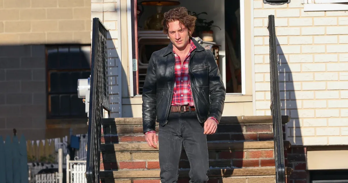 Jeremy Allen White megjavítja az egész világot Bruce Springsteenként