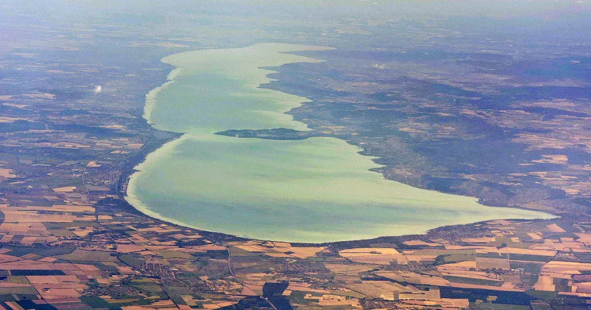A Pécs–Miskolc-tengely mentén szakadt ketté az ország, a Balatonban egyre nagyobb lesz a vízszintingadozás