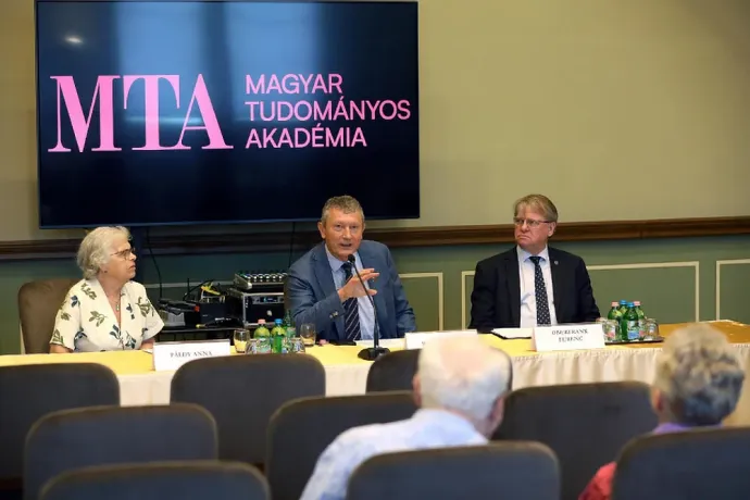 Páldy Anna, Bozó László és Oberfrank Ferenc az akadémiai sajtótájékoztatón – Fotó: Kovács Bence / MTA