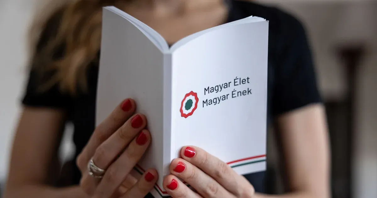 Katonadalokkal és Kárpátiával lepte meg a kormány a ballagó diákokat