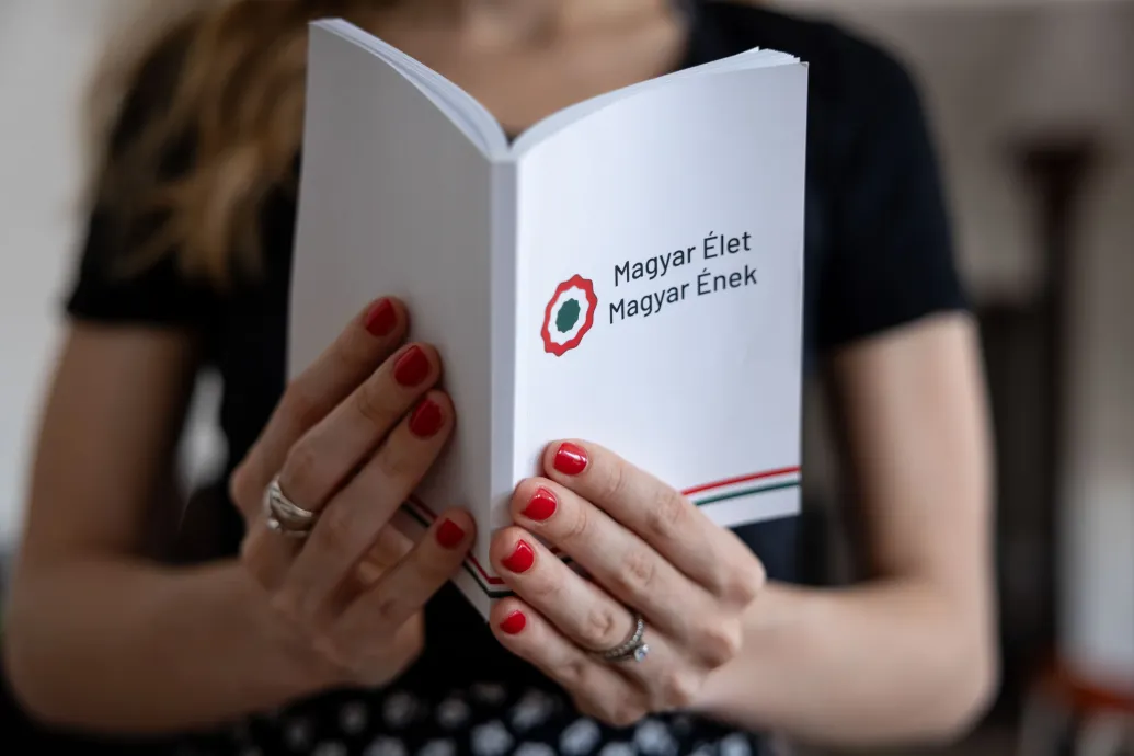 Katonadalokkal és Kárpátiával lepte meg a kormány a ballagó diákokat