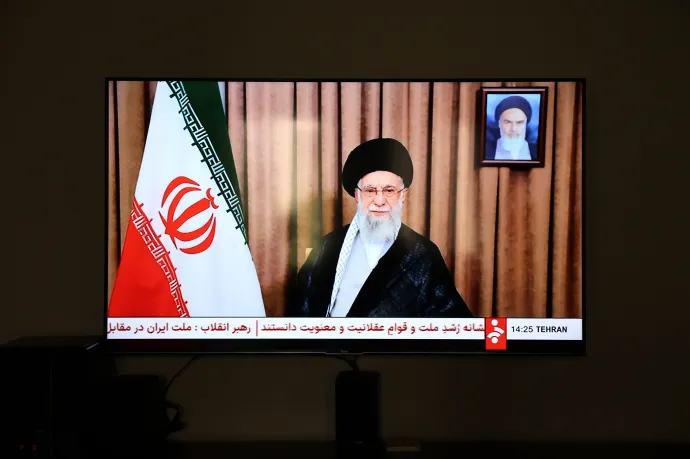 Ali Hamenei ajatollahnak, Irán legfőbb politikai és vallási vezetőjének a nemzethez intézett beszédét közvetíti az iráni állami televízió (IRIB) Teheránban 2025. június 18-án – Fotó: Abedin Taherkenareh / MTI / EPA