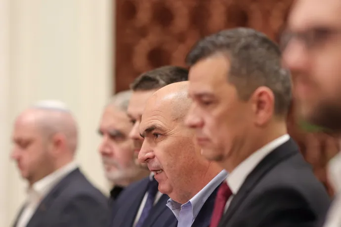 Adóemeléseket és beruházások leállítását is tartalmazhatja a kormány deficitcsökkentési terve