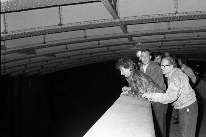 Vizsgálat a helyszínen, ahol megtalálták Roberto Calvi holttestét a londoni Blackfriars híd alatt 1983. június 15-én – Fotó: PA Images / Getty Images