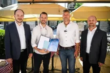 Oklevelet és ajándékot kapott az a pincér, aki a megtámadott Jeszenszky Géza segítségére sietett